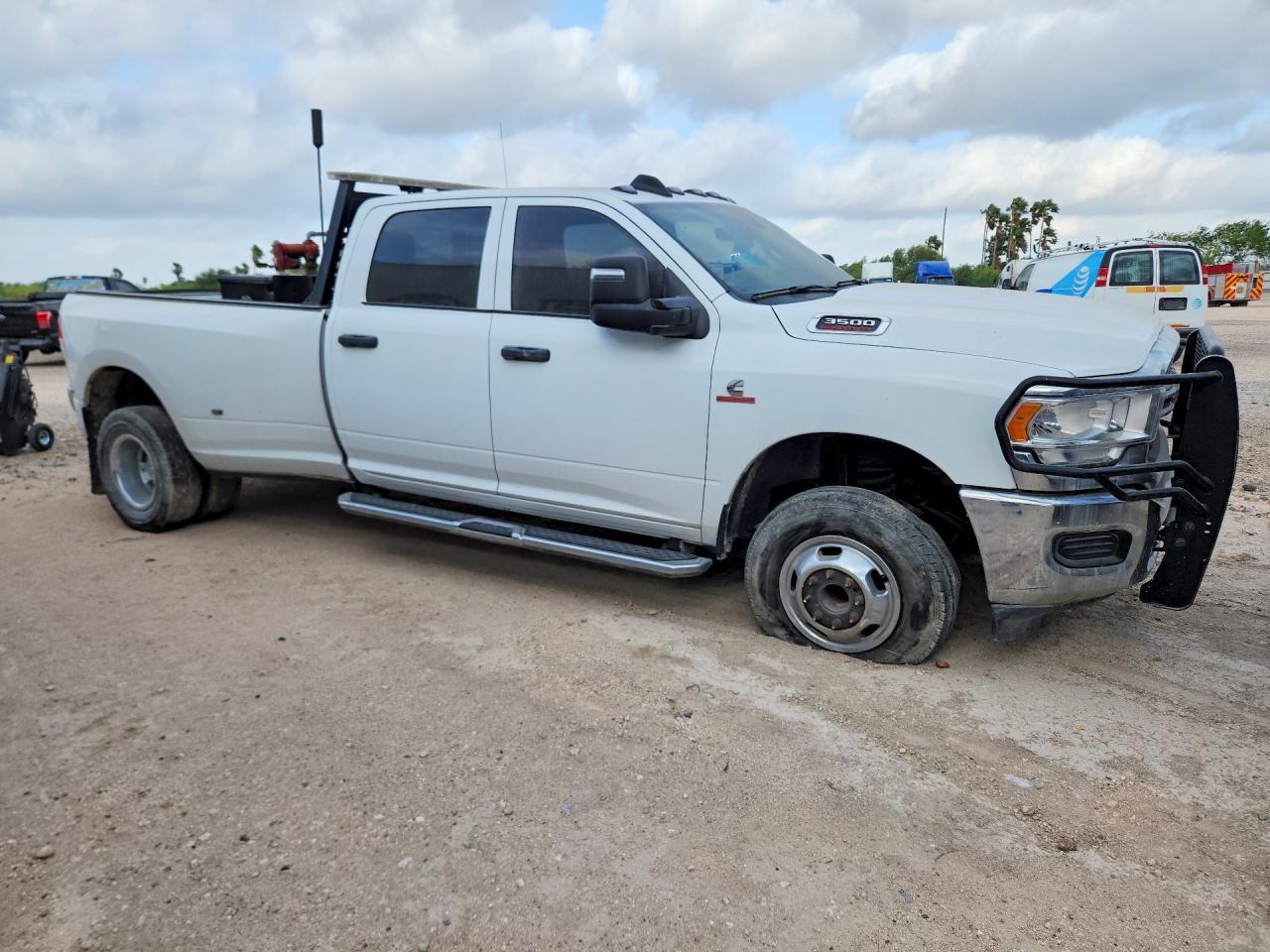 2023 Ram 3500 Tradesman - Фото 4