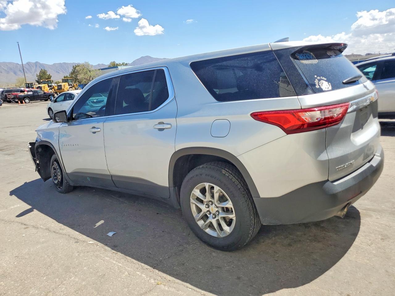 2020 Chevrolet Traverse Ls - Фото 2