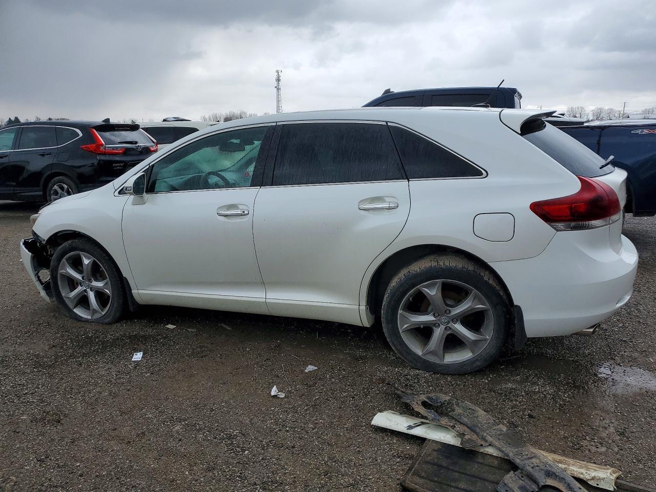 2013 Toyota Venza Le - Image 2
