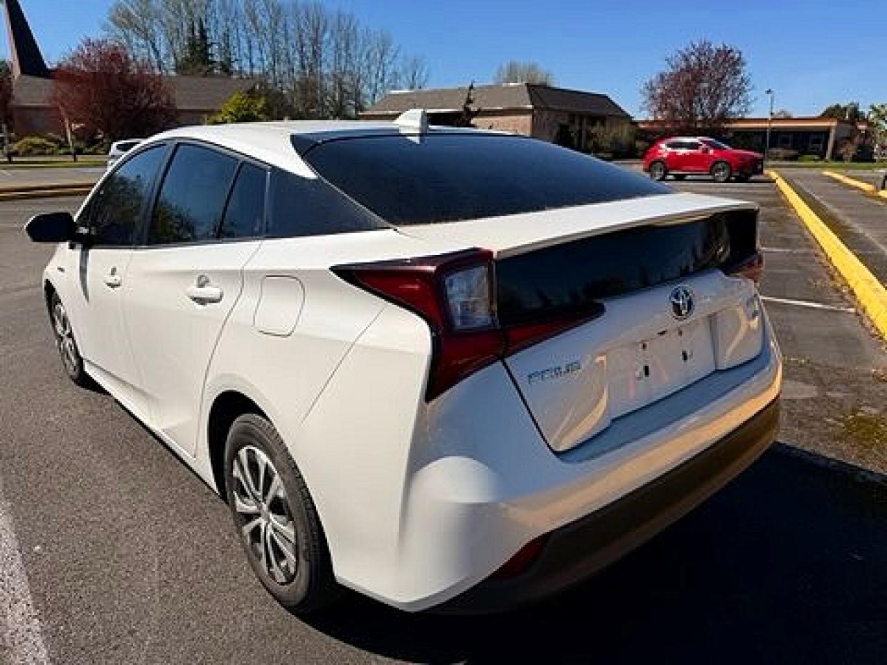 2020 Toyota Prius L Eco - Фото 3