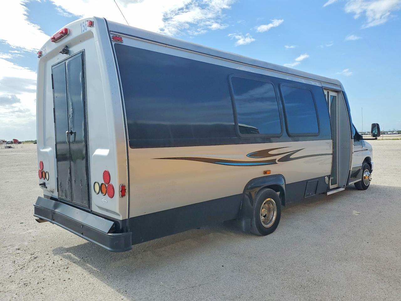 2011 Ford E450 Shuttle Bus - Image 3