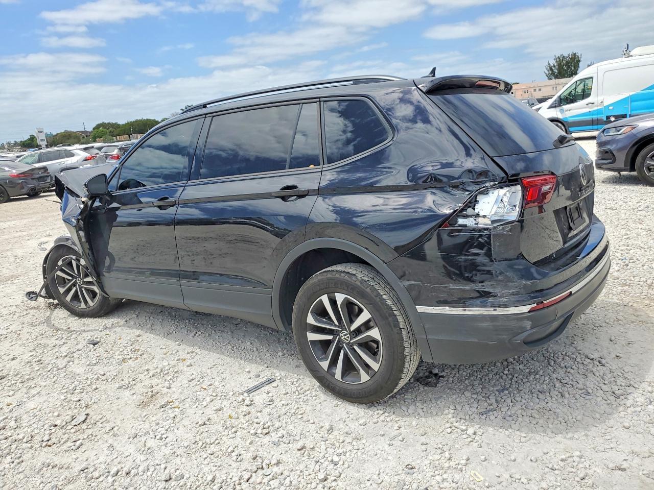 2023 Volkswagen Tiguan S - Фото 2