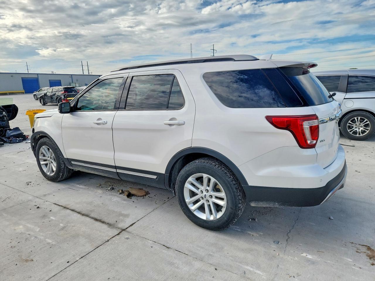 2016 Ford Explorer Xlt - Фото 2