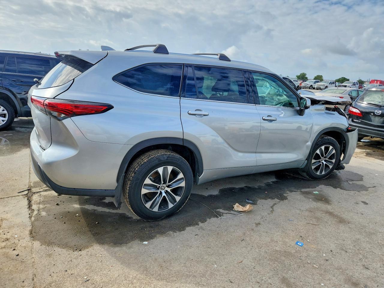 2021 Toyota Highlander Xle - Image 3
