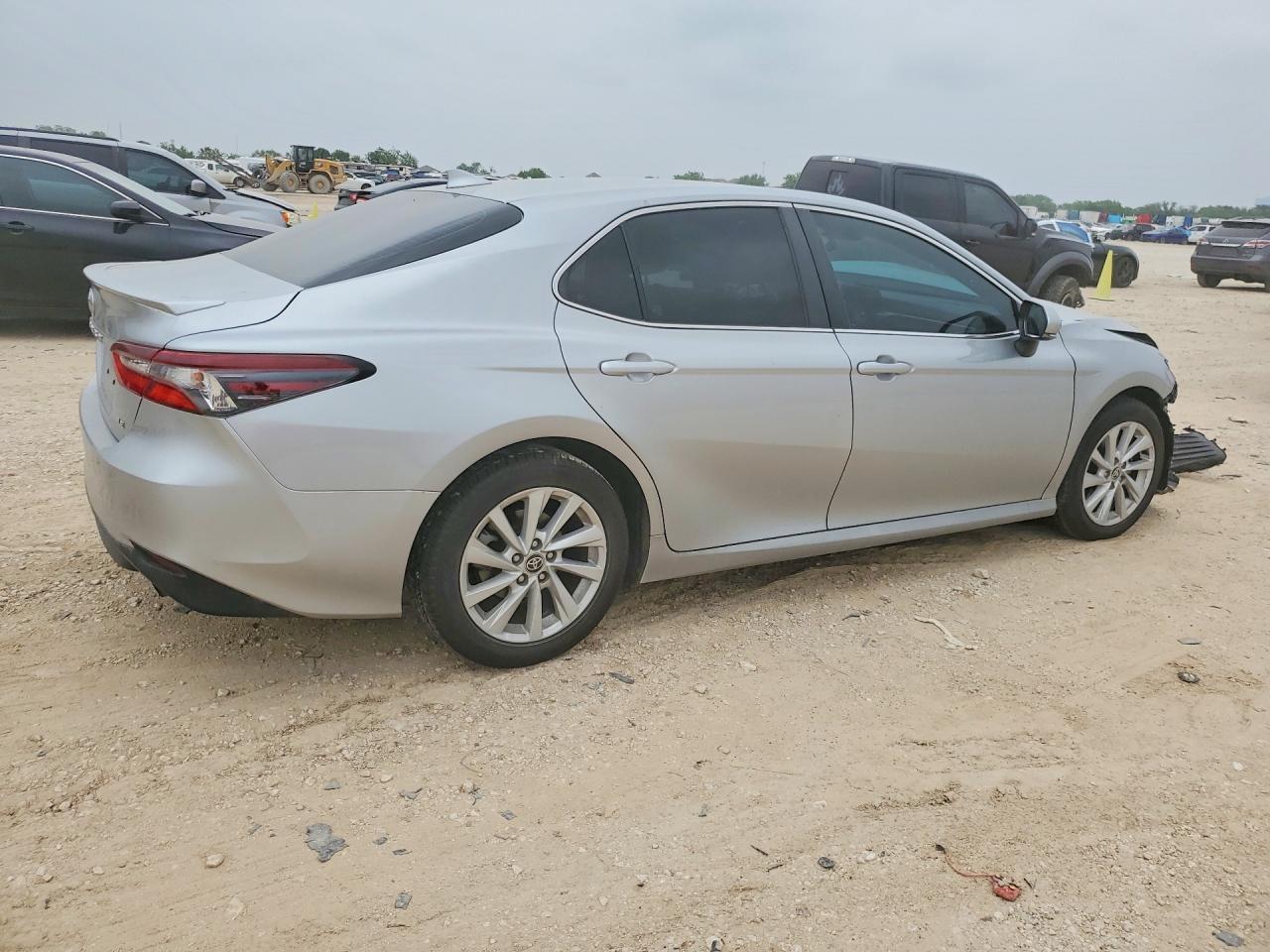 2023 Toyota Camry Le - Фото 3