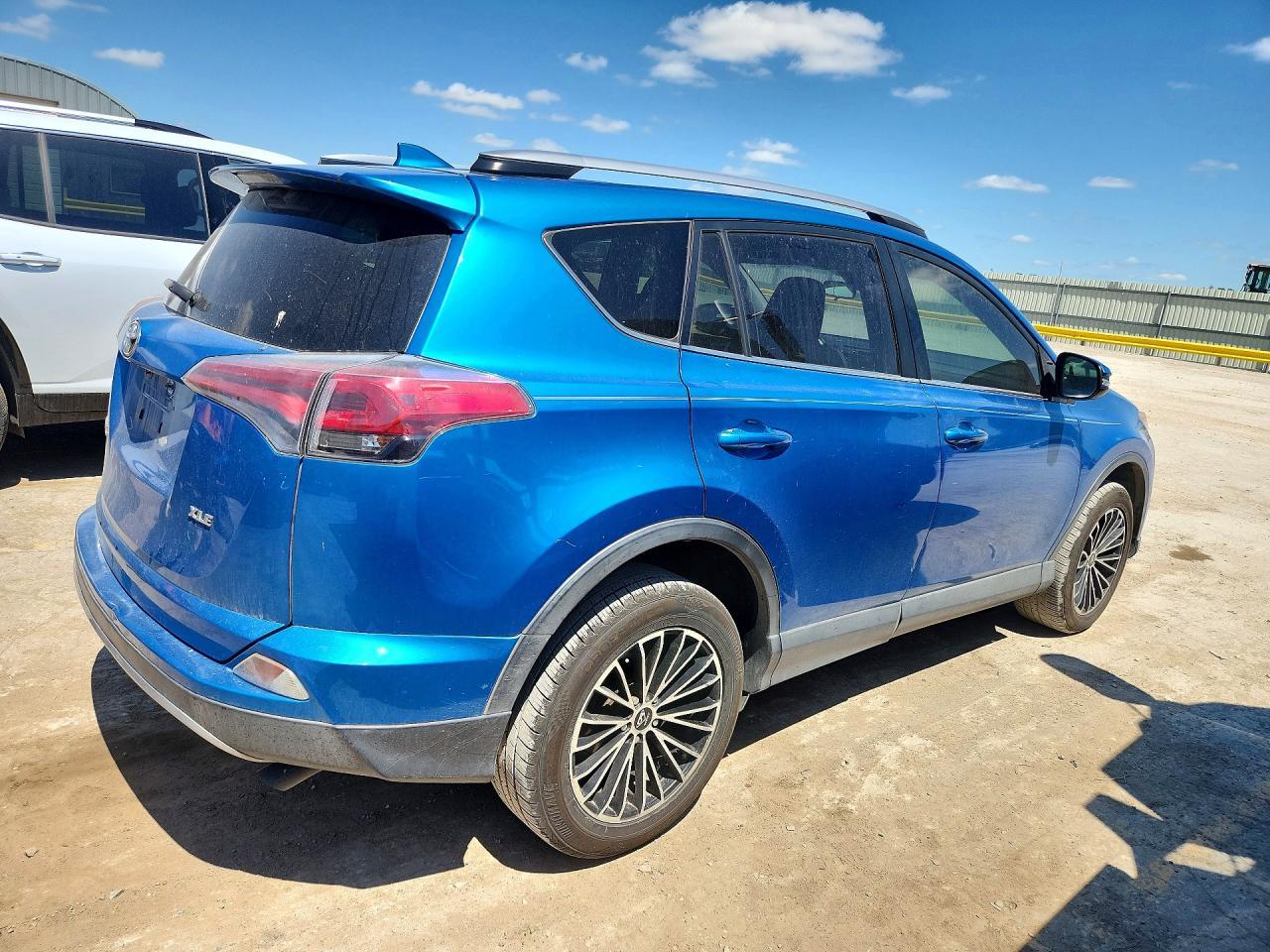 2017 Toyota Rav4 Xle - Image 3