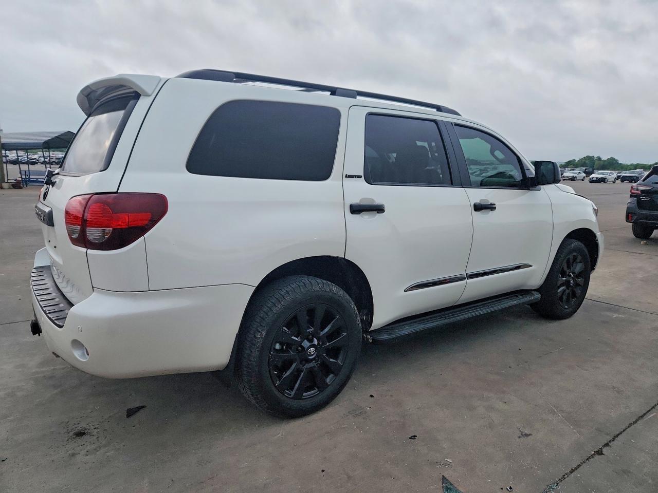 2021 Toyota Sequoia Night Shade - Фото 3