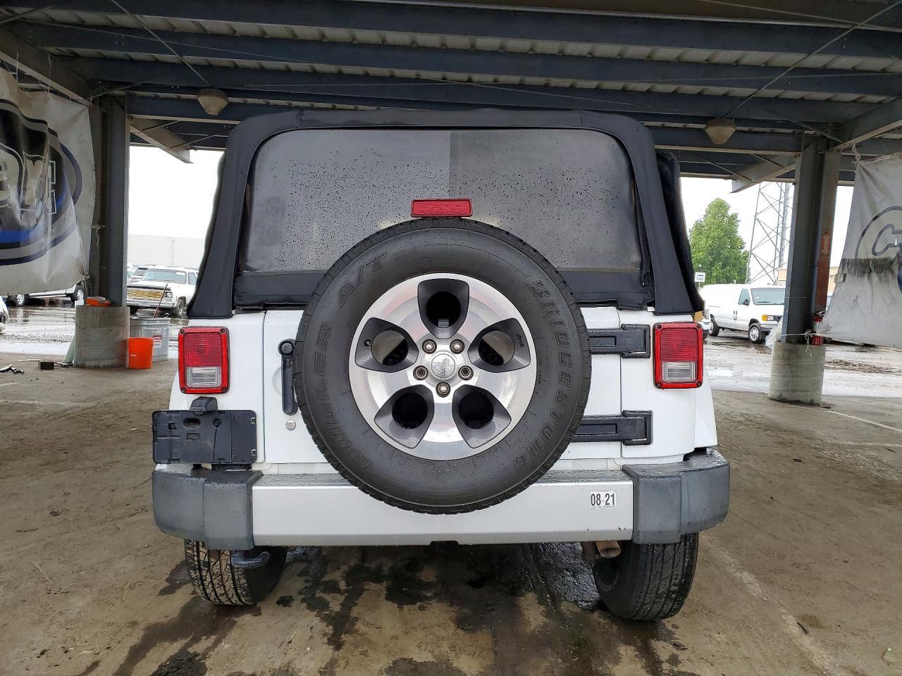 2017 Jeep Wrangler Sahara - Image 6