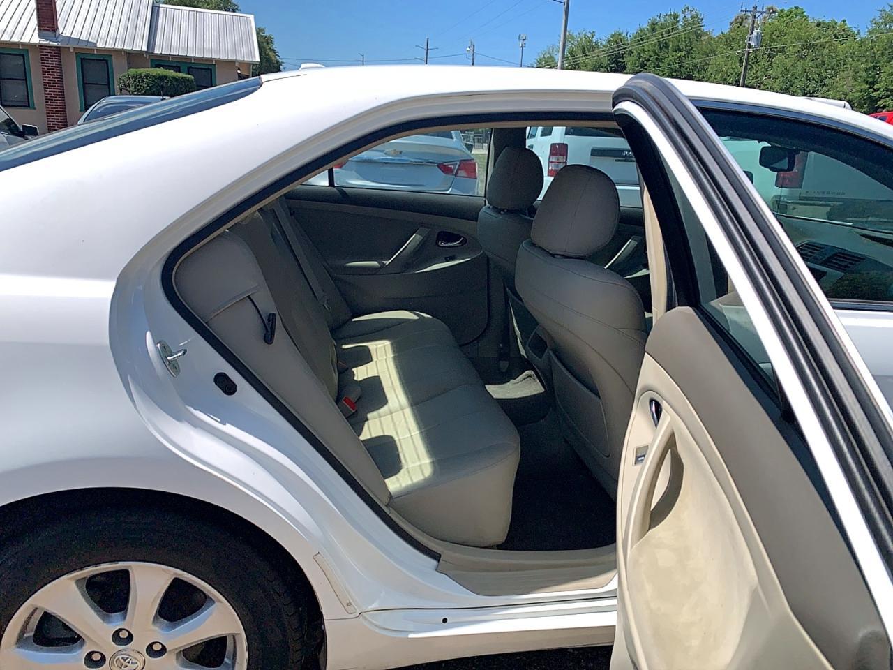 2011 Toyota Camry Le - Фото 6