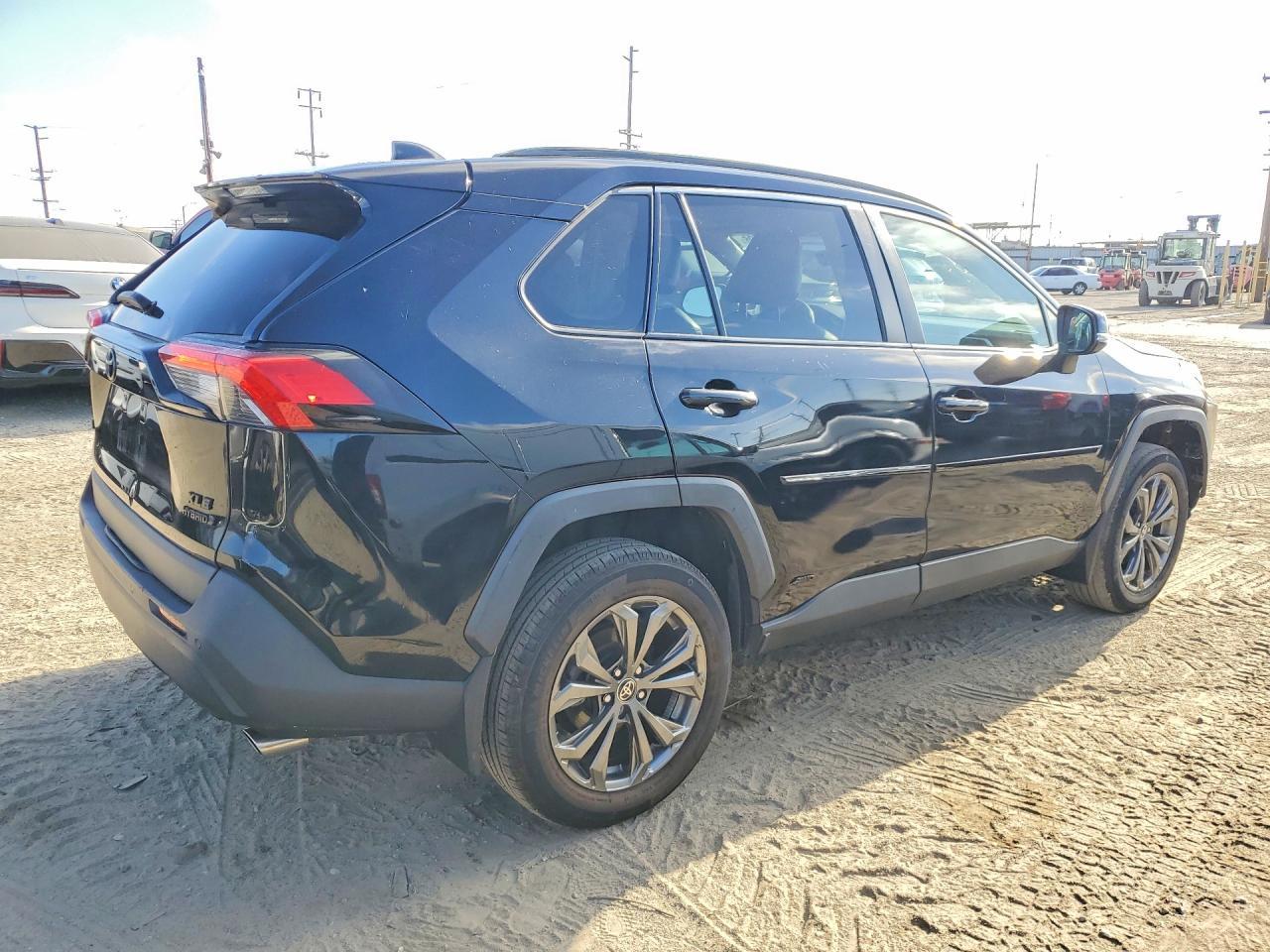 2022 Toyota Rav4 Xle Premium - Image 3