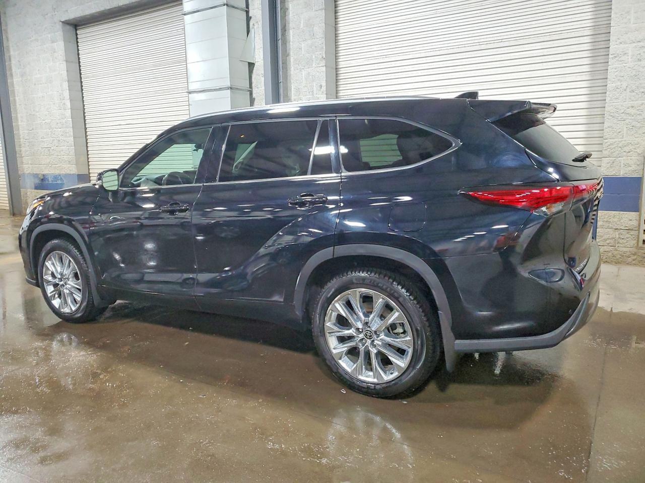 2023 Toyota Highlander Limited - Image 2