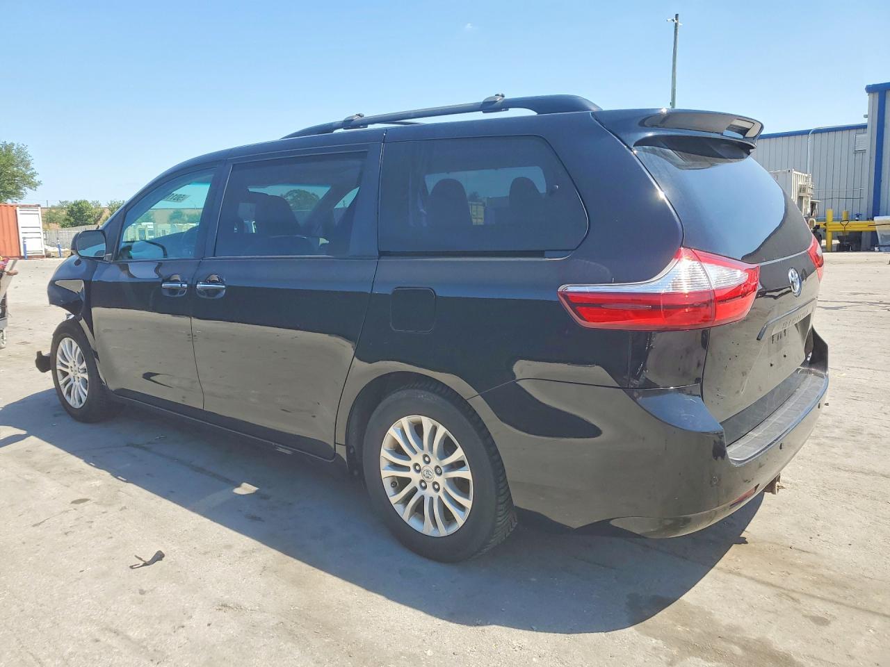 2017 Toyota Sienna Xle Premium 8-Passenger - Фото 2