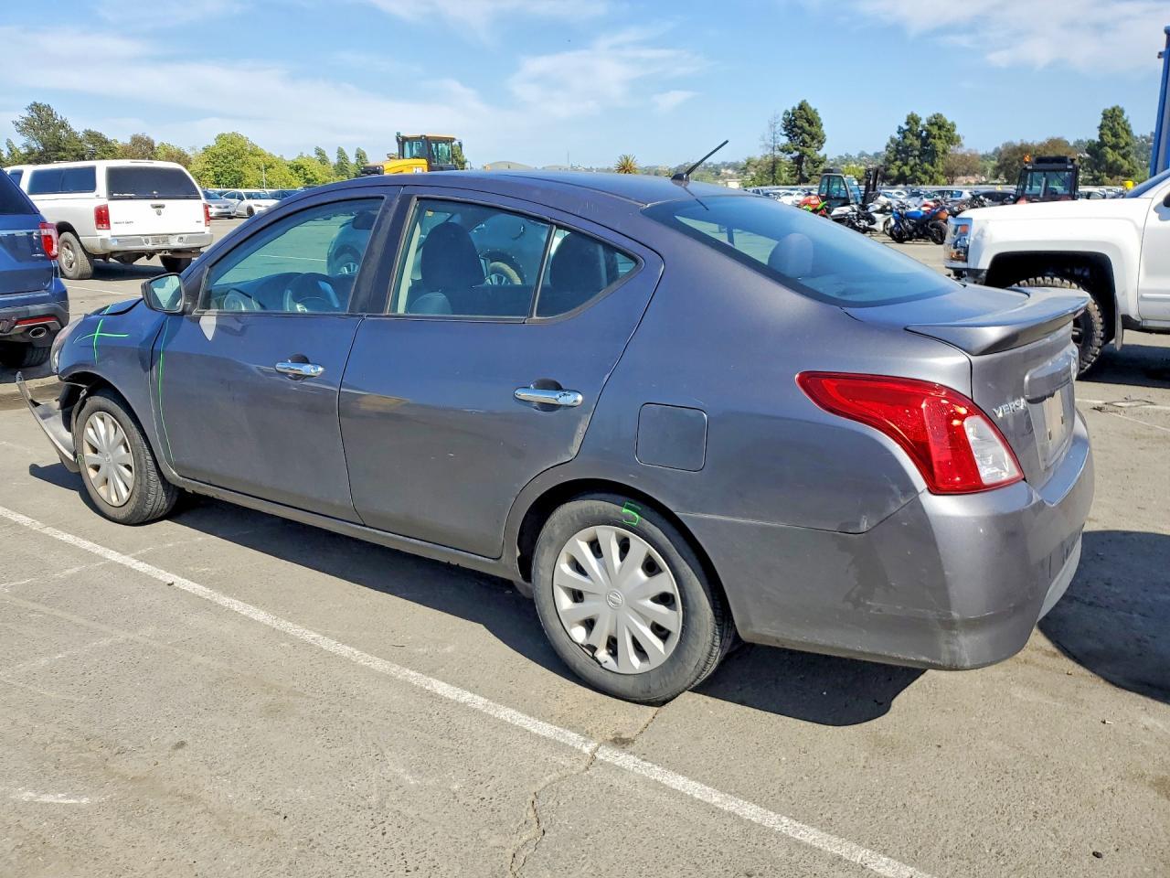 2018 Nissan Versa Sv - Фото 2