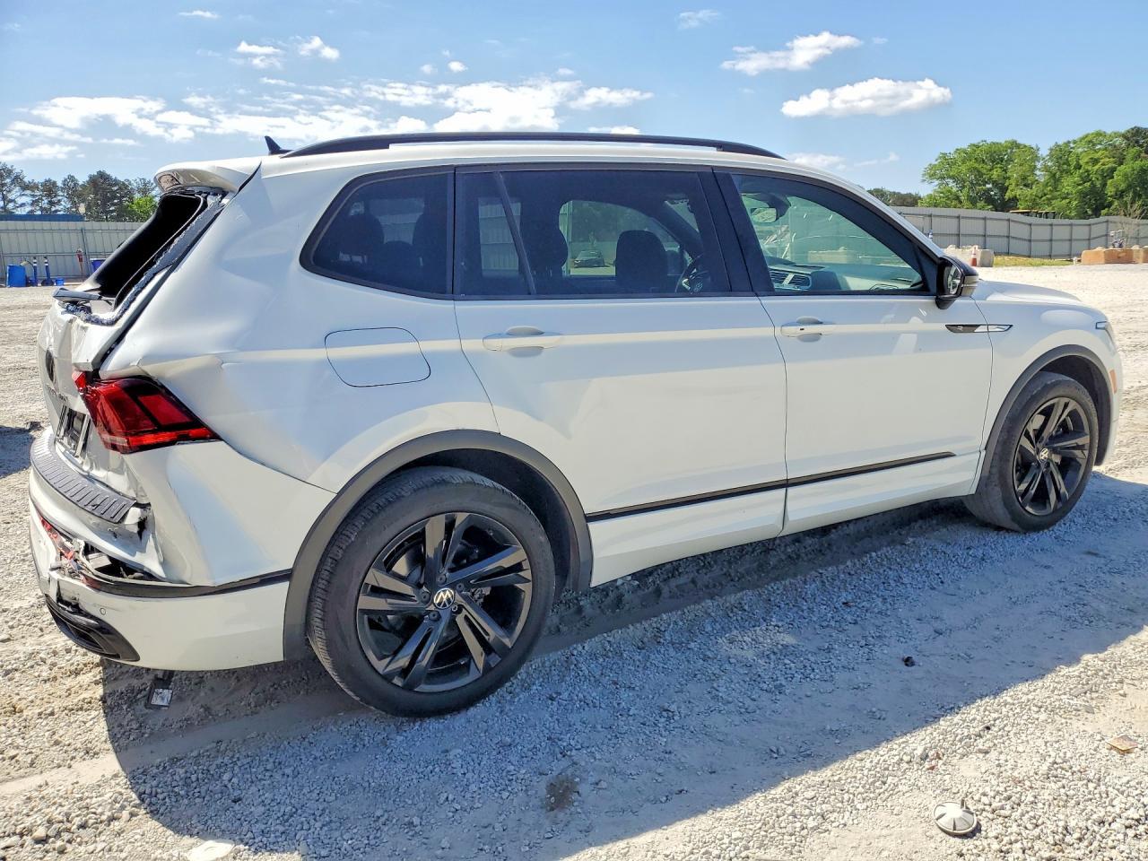 2023 Volkswagen Tiguan Se R-Line Black - Image 3