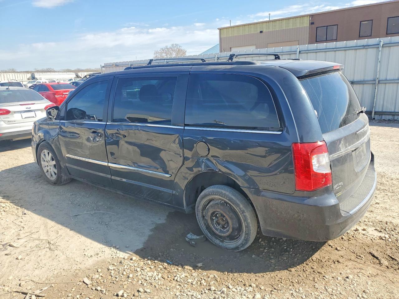 2013 Chrysler Town & Country Touring - Фото 2