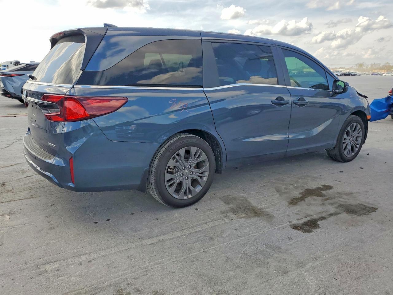 2025 Honda Odyssey Touring - Фото 3