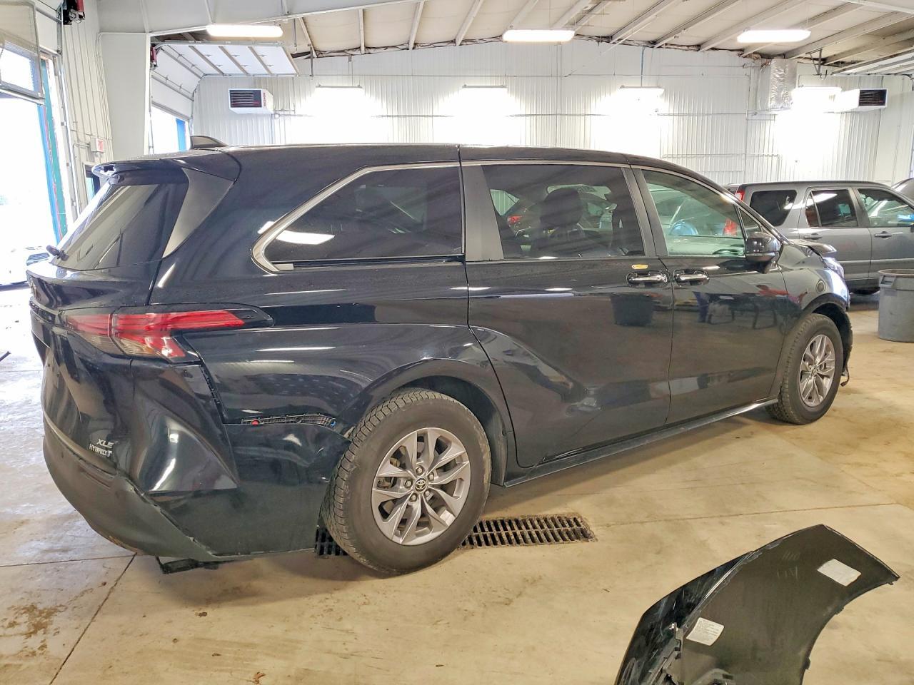 2022 Toyota Sienna Xle - Фото 3