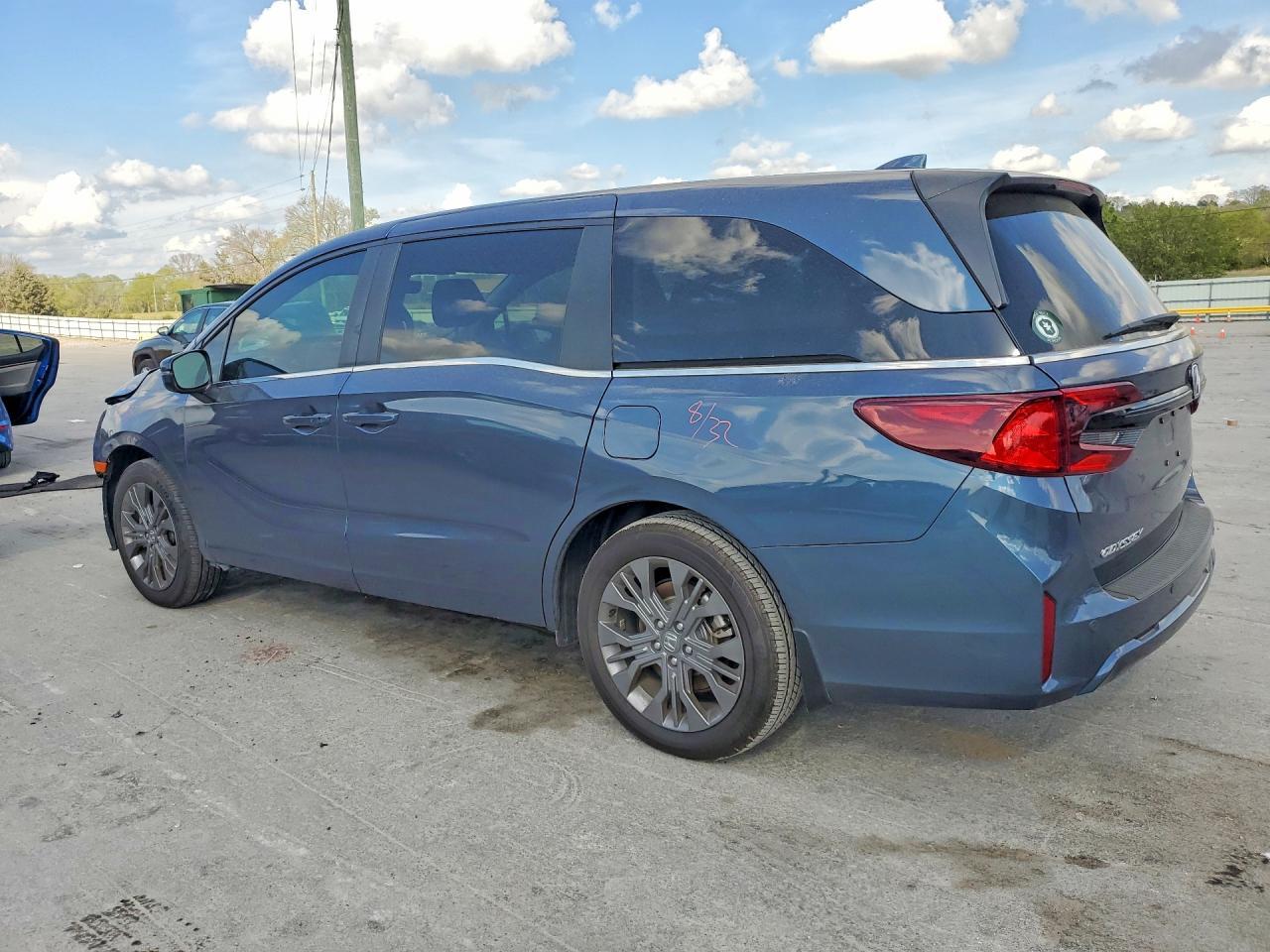 2025 Honda Odyssey Touring - Фото 2