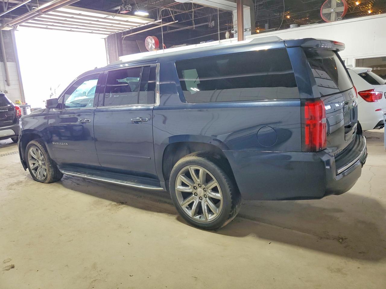 2017 Chevrolet Suburban C1500 Premier - Фото 2