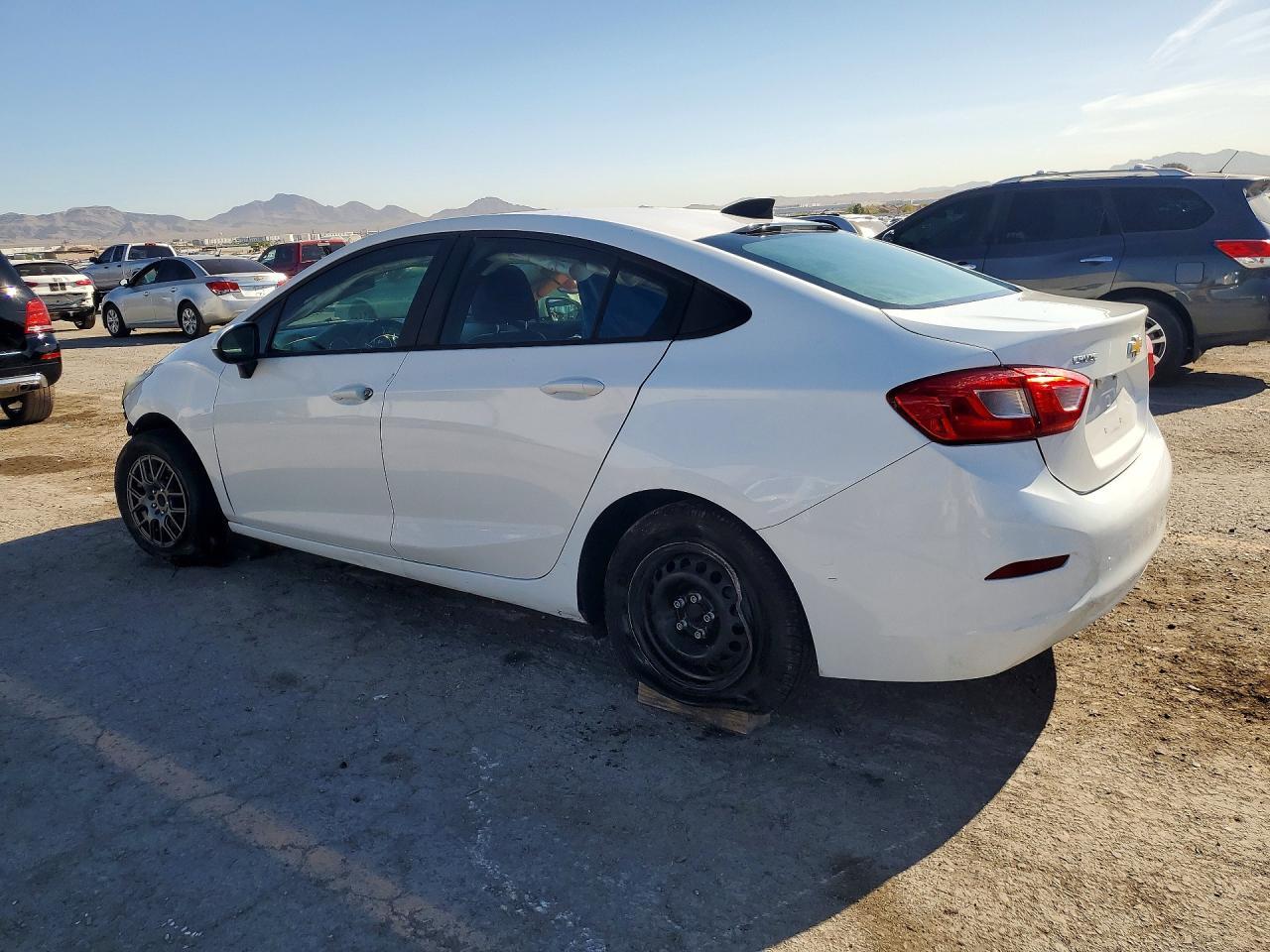 2018 Chevrolet Cruze Ls - Фото 2