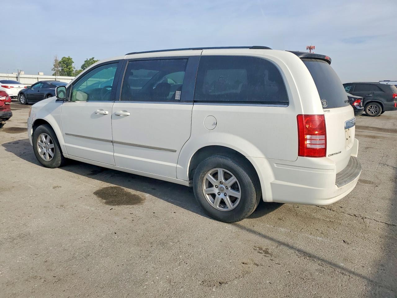 2010 Chrysler Town & Country Touring - Фото 2