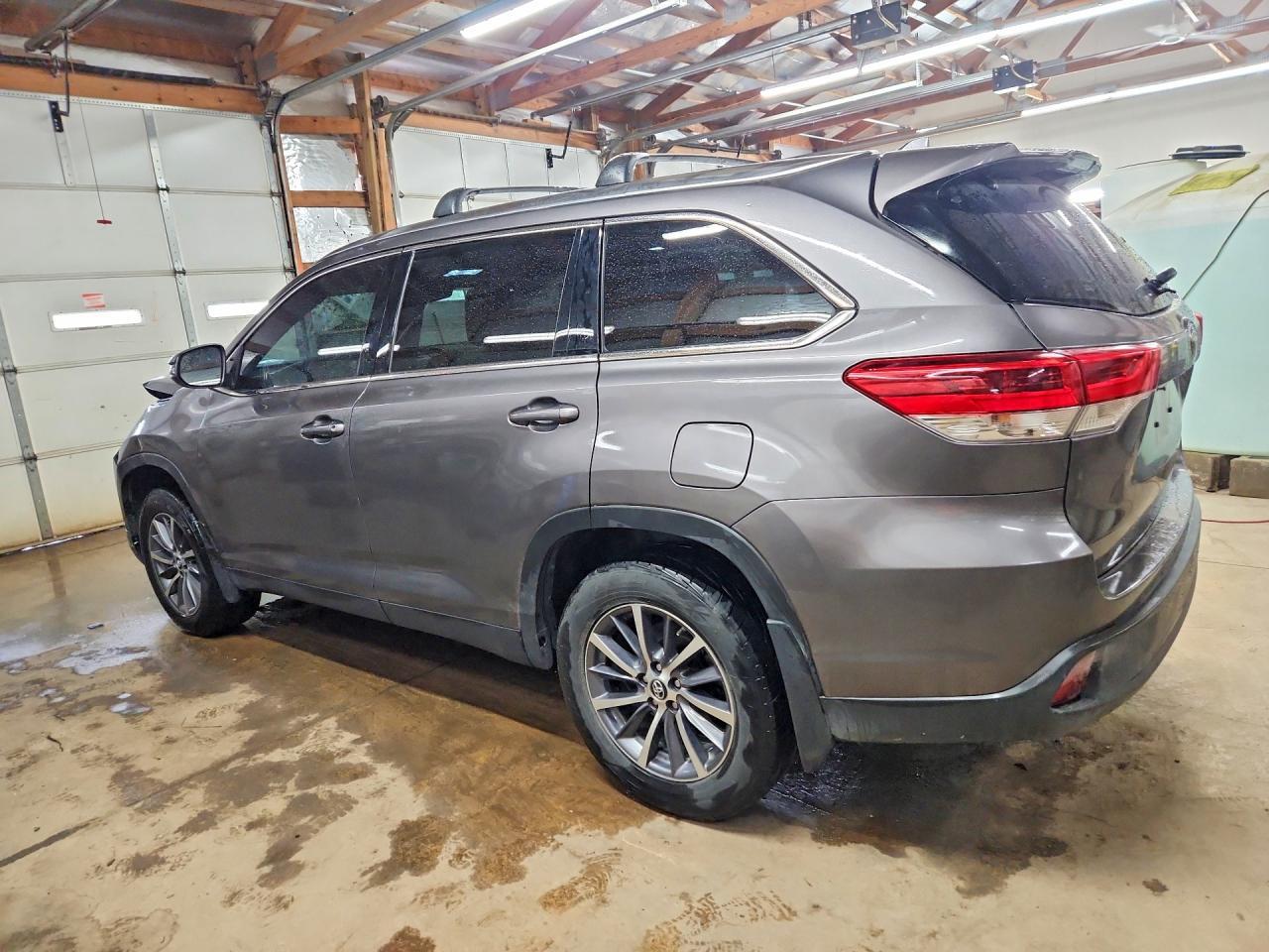2019 Toyota Highlander Xle - Image 2