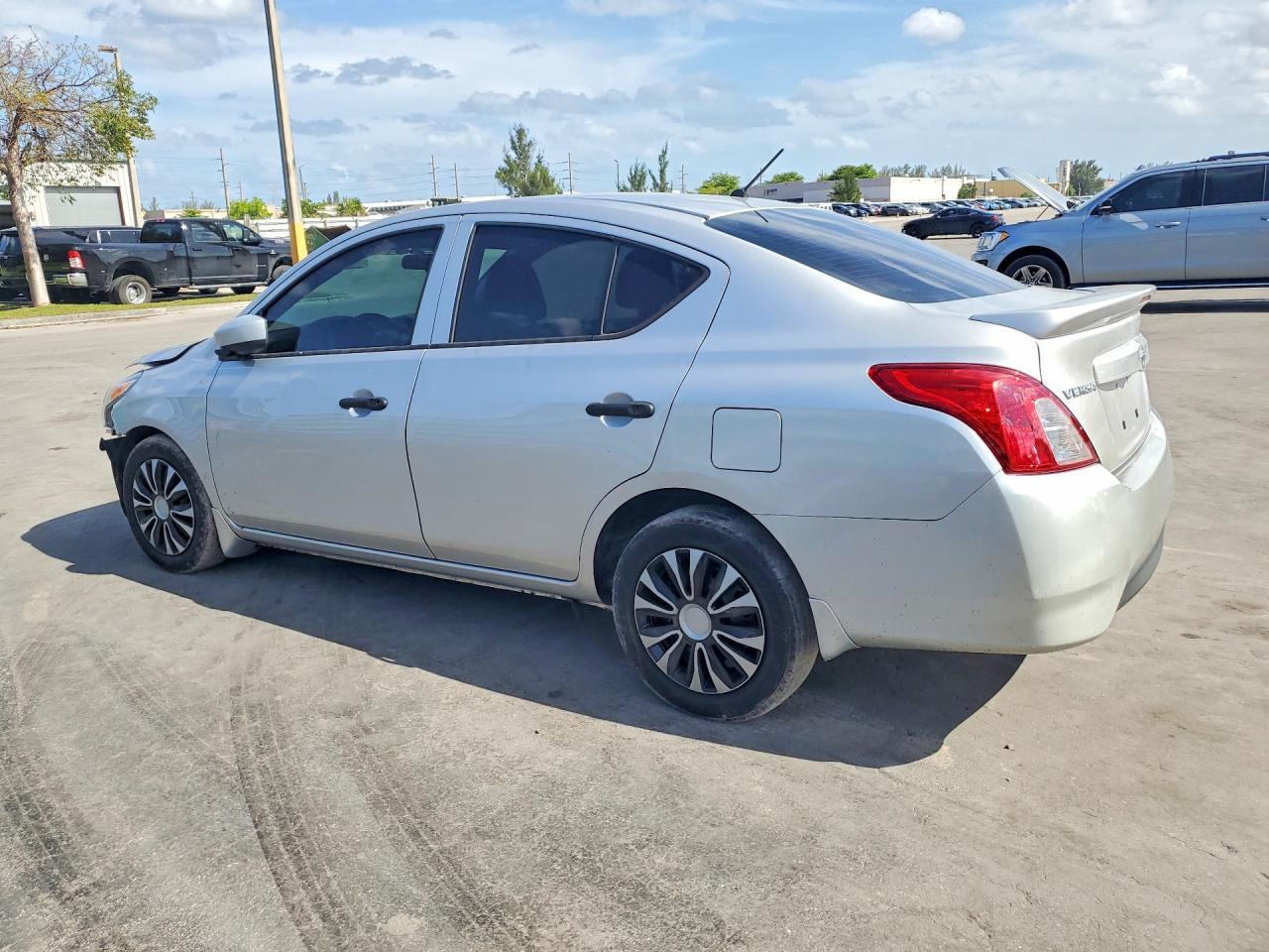 2018 Nissan Versa S Plus - Фото 2