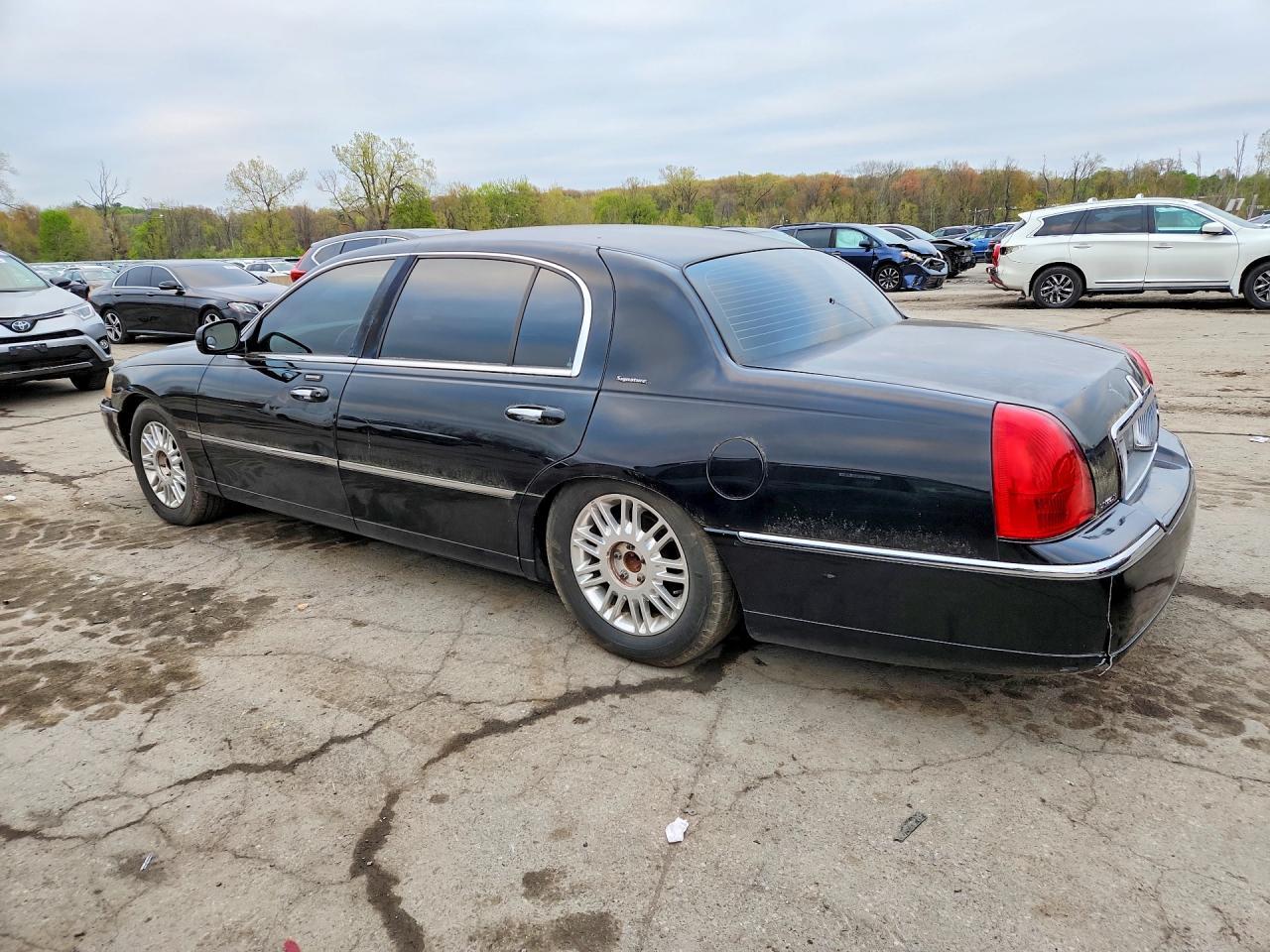 2011 Lincoln Town Car Signature Long Wheelbase - Фото 2
