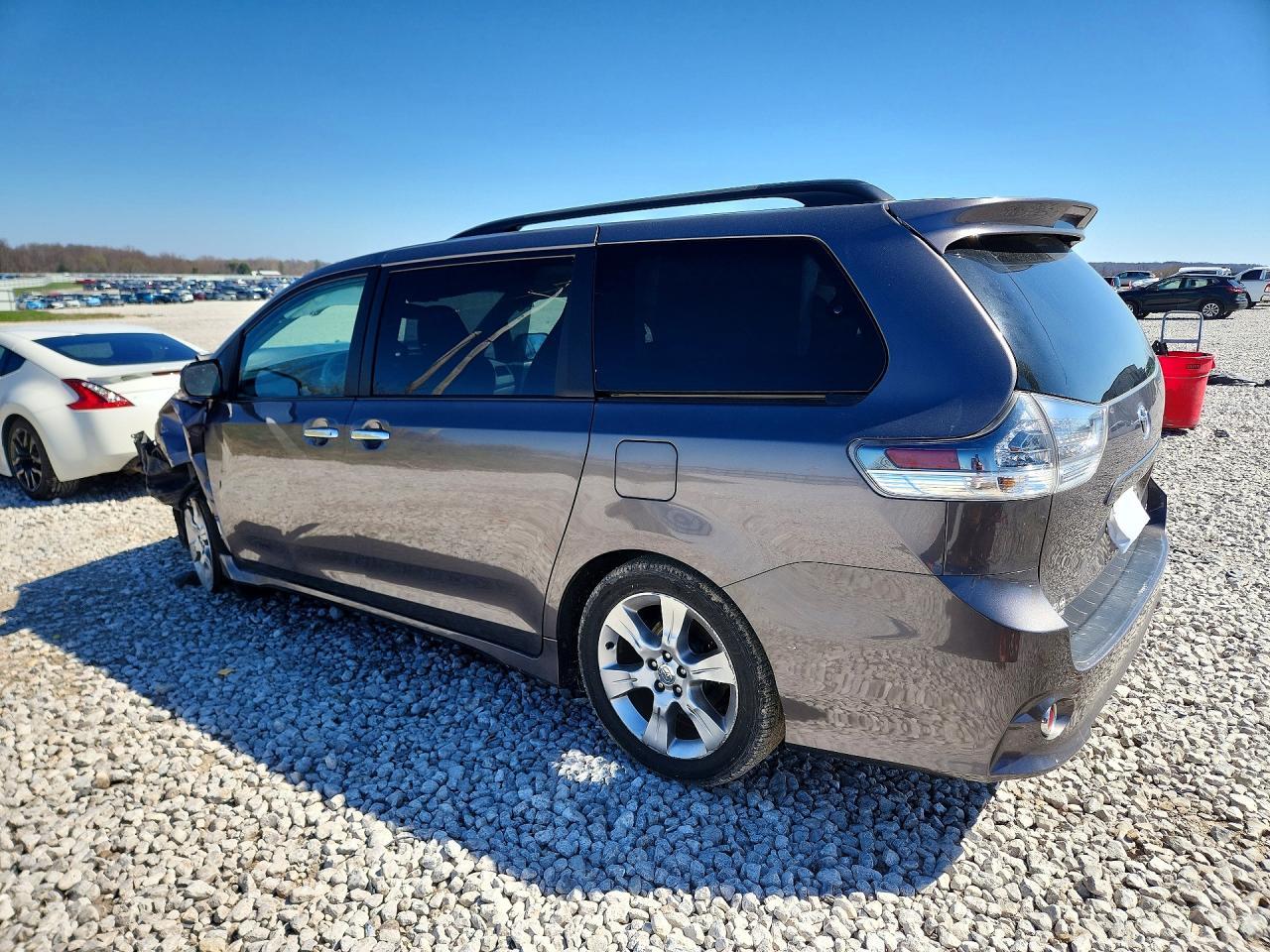 2013 Toyota Sienna Sport - Фото 2