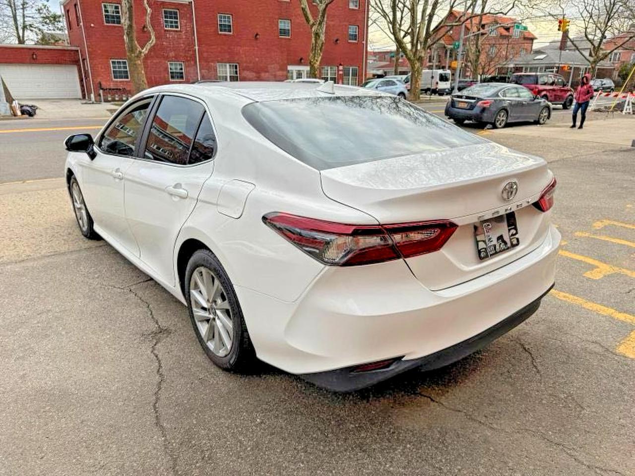 2021 Toyota Camry Le - Фото 3