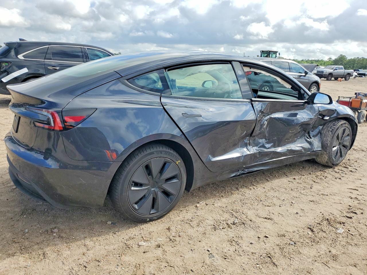 2026 Tesla Model 3 - Фото 3