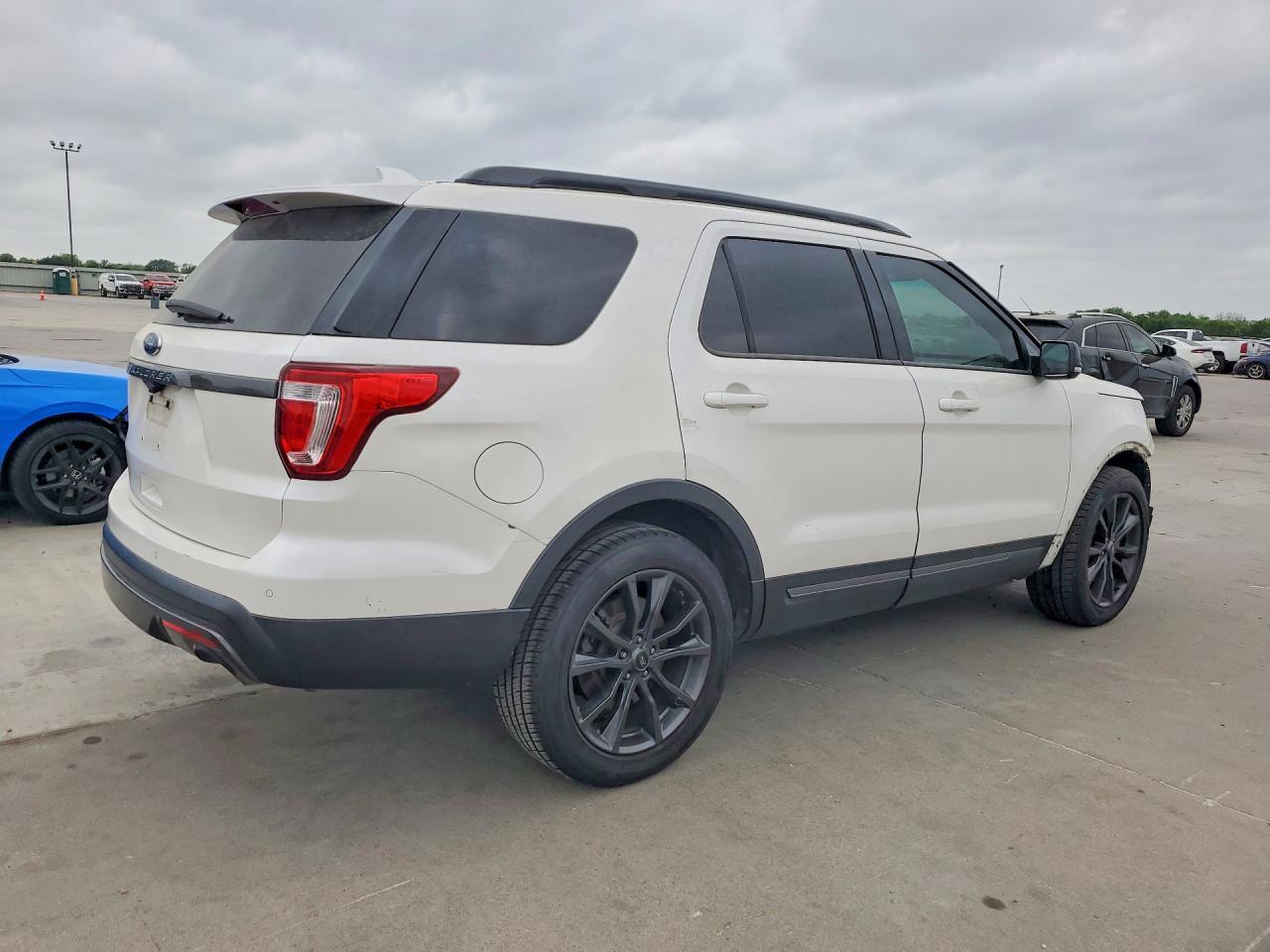 2017 Ford Explorer Xlt - Image 3
