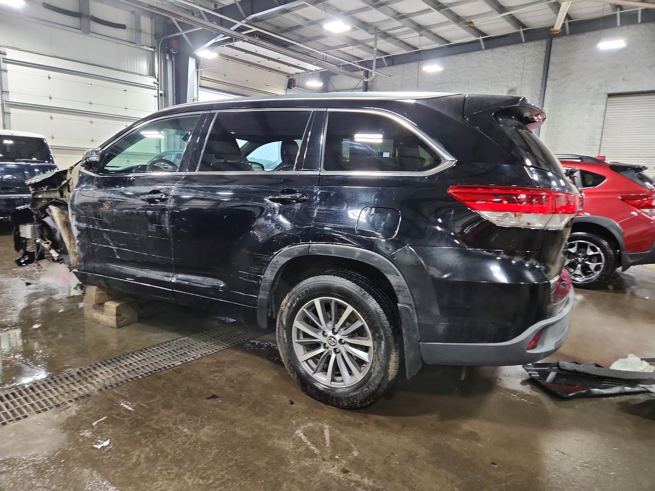 2017 Toyota Highlander Xle - Image 2