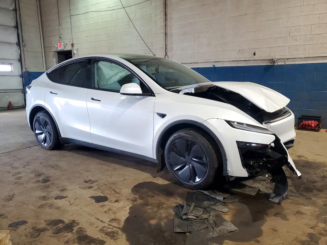 2026 Tesla Model Y - Фото 4