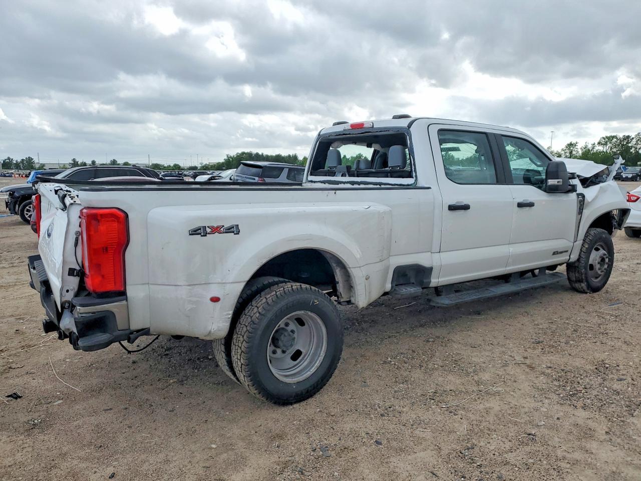2024 Ford F350 Super Duty - Фото 3