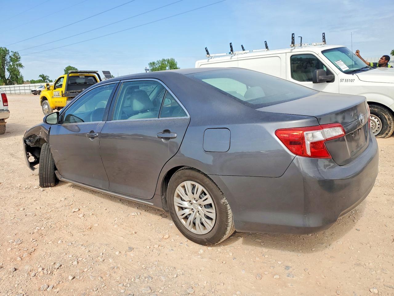 2014 Toyota Camry Le - Фото 2