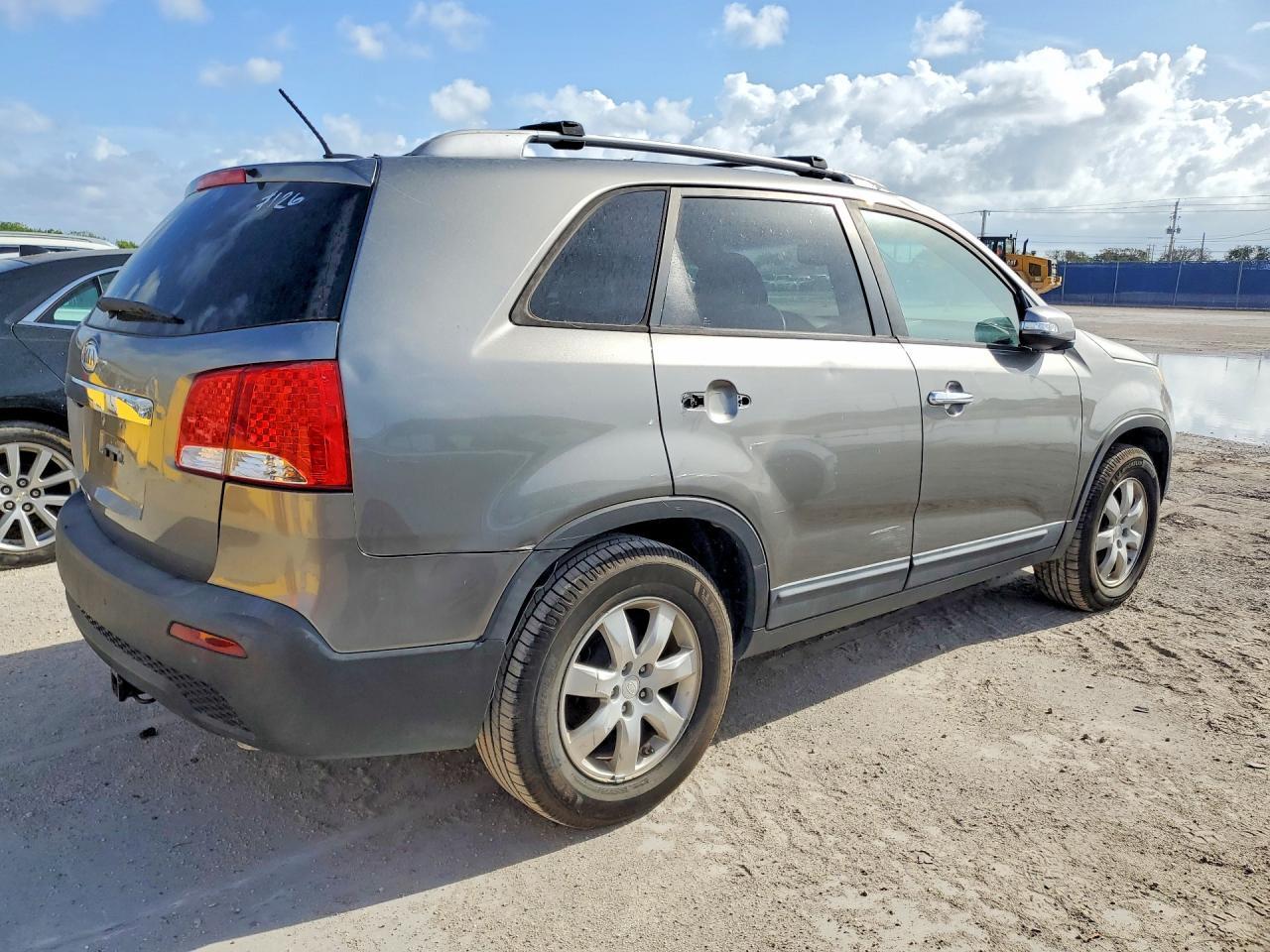 2012 Kia Sorento Lx - Image 3