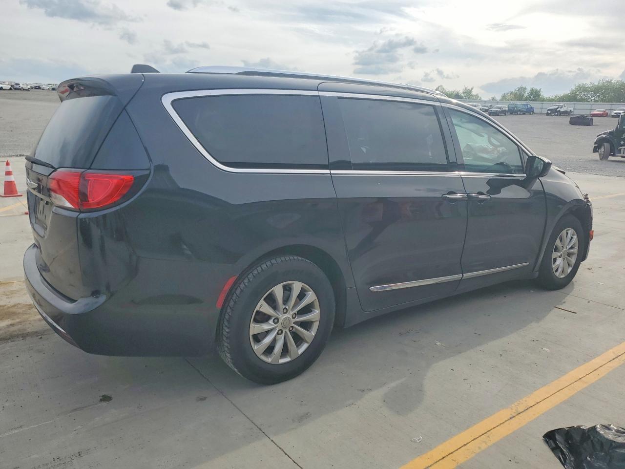 2018 Chrysler Pacifica Touring L - Image 3