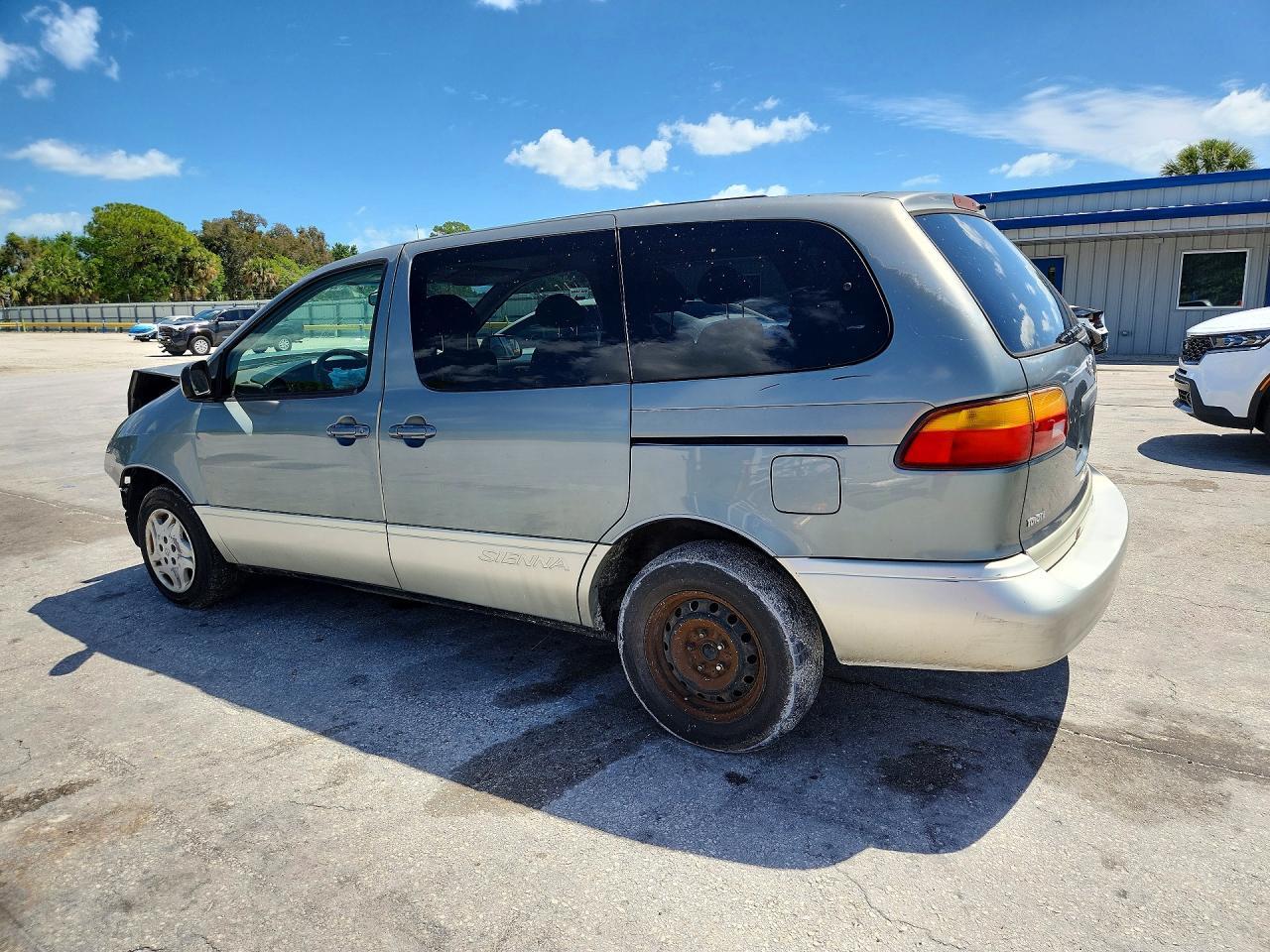 1999 Toyota Sienna Xle - Image 2