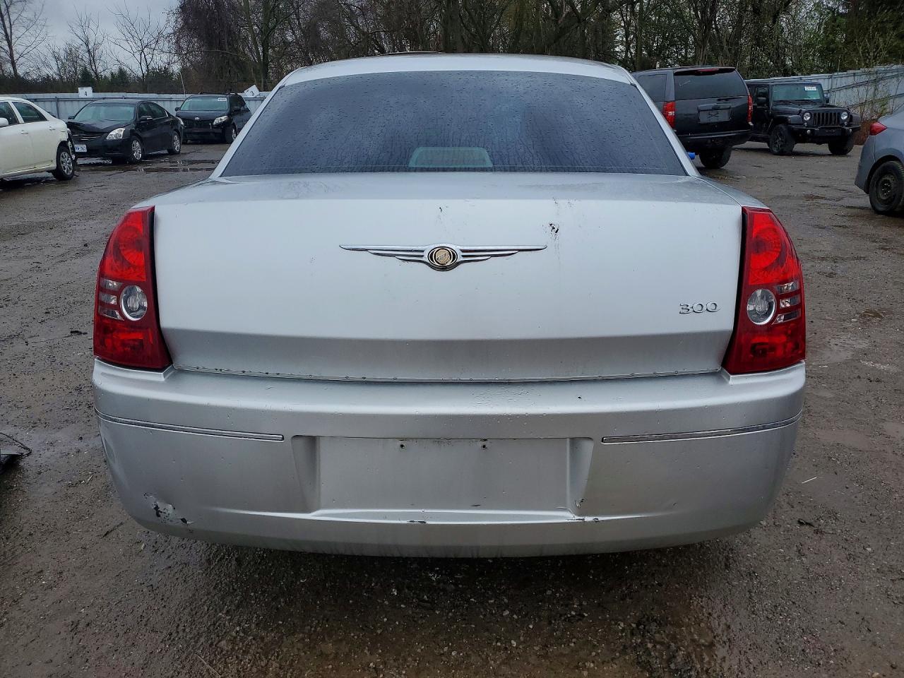 2005 Chrysler 300 Touring - Image 6