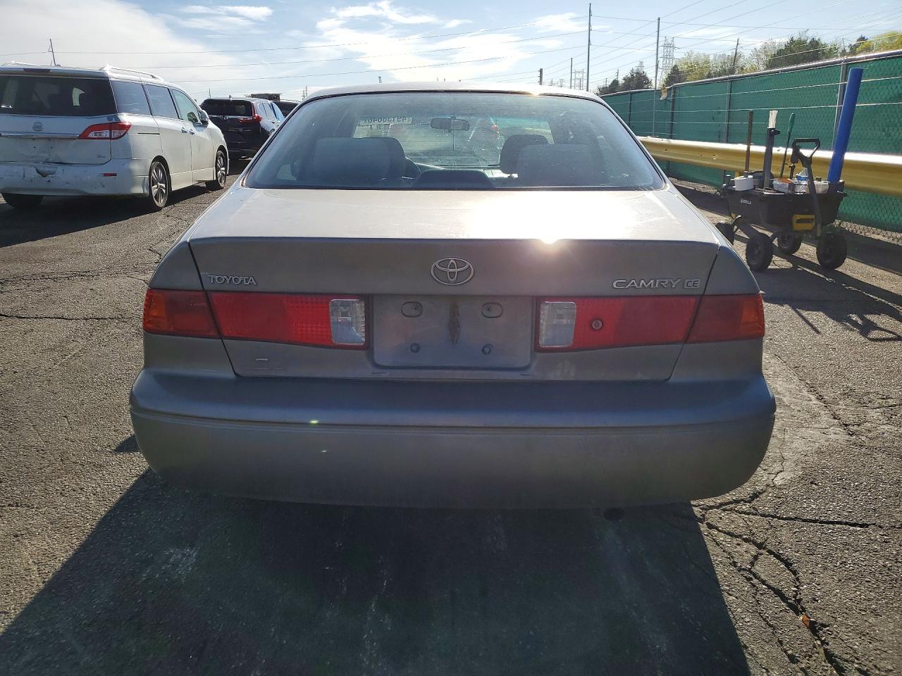 2001 Toyota Camry Ce - Фото 6