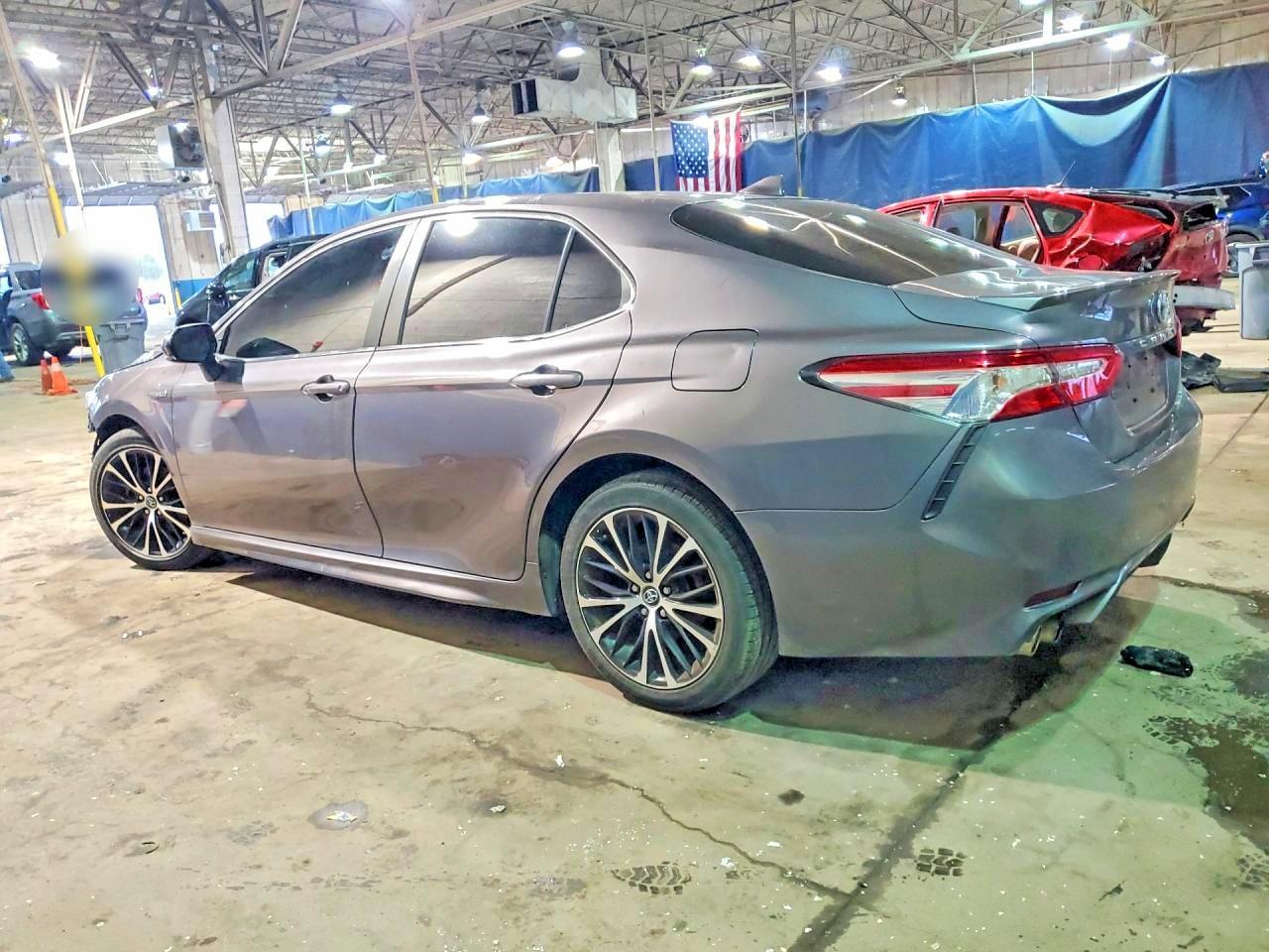 2020 Toyota Camry Hybrid Se - Image 2