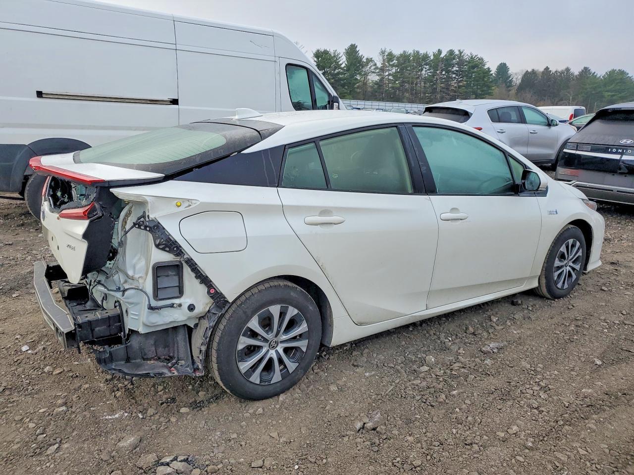 2020 Toyota Prius Prime Le - Image 3