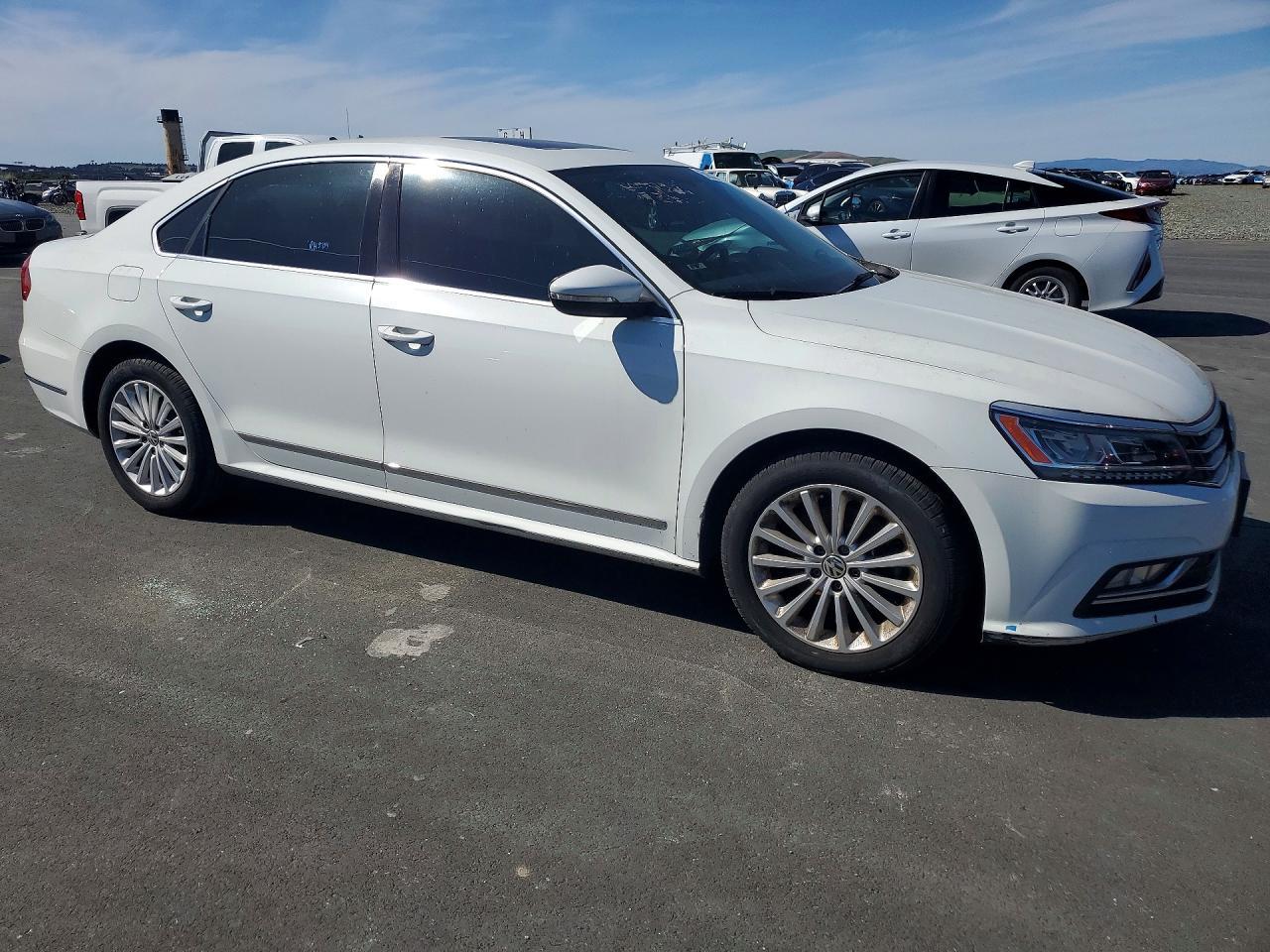 2016 Volkswagen Passat Se - Фото 4