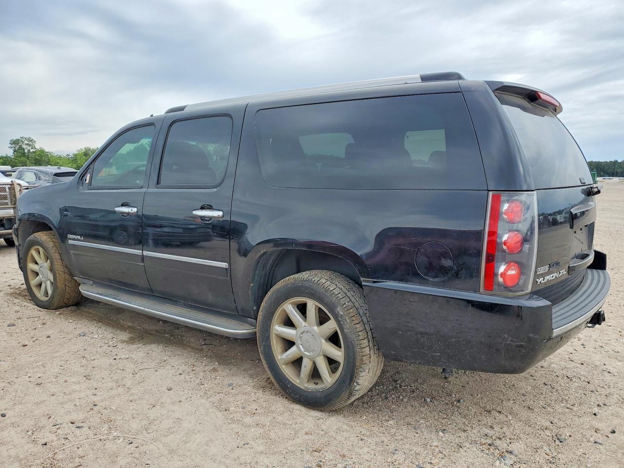2011 GMC Yukon Xl Denali - Image 2