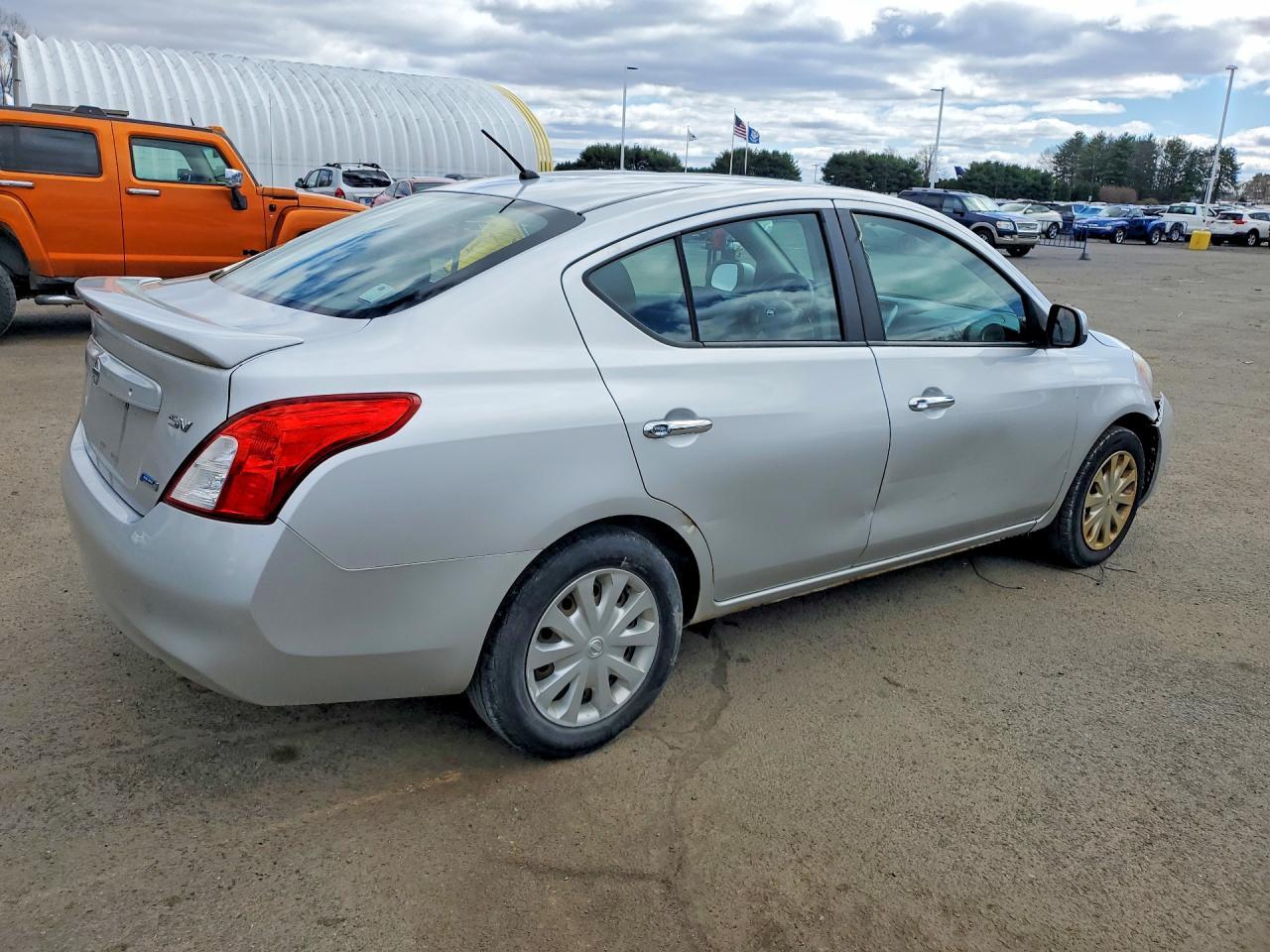 2013 Nissan Versa 1.6 S - Image 3