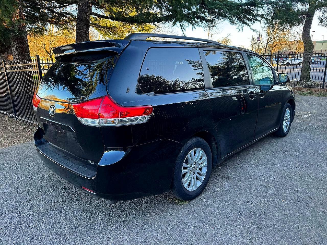 2014 Toyota Sienna Xle 8-Passenger - Image 4