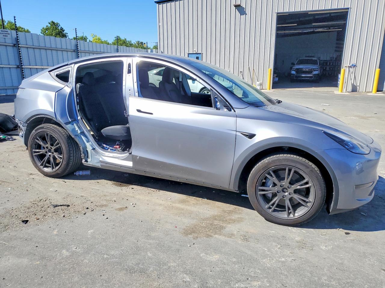 2025 Tesla Model Y - Image 4