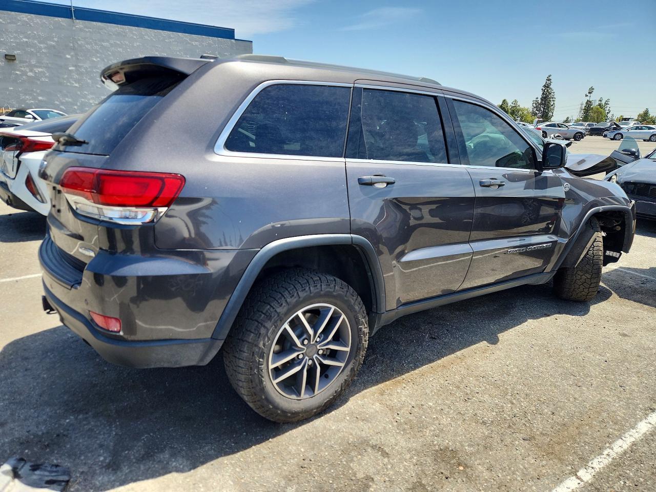 2020 Jeep Grand Cherokee Laredo - Image 3