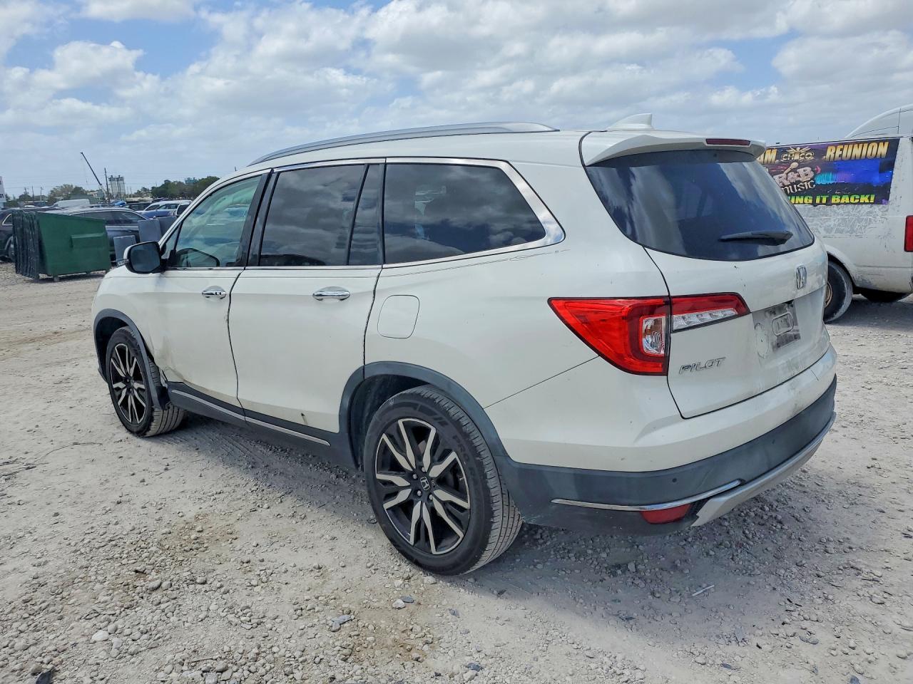 2019 Honda Pilot Touring - Image 2